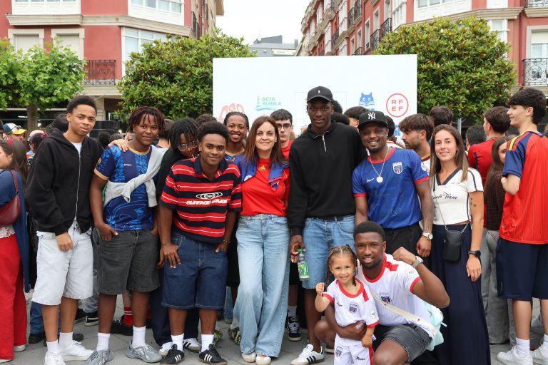 Burela, con amplia comunidad caboverdiana, vive España-Cabo Verde con gran seguimiento en la ‘fan zone’ de la Diputación
