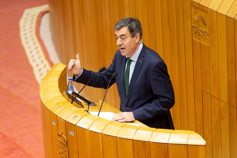 Pleno.- Educación aspira a captar un centenar de científicos y la oposición le afea «propaganda» y falta de resultados