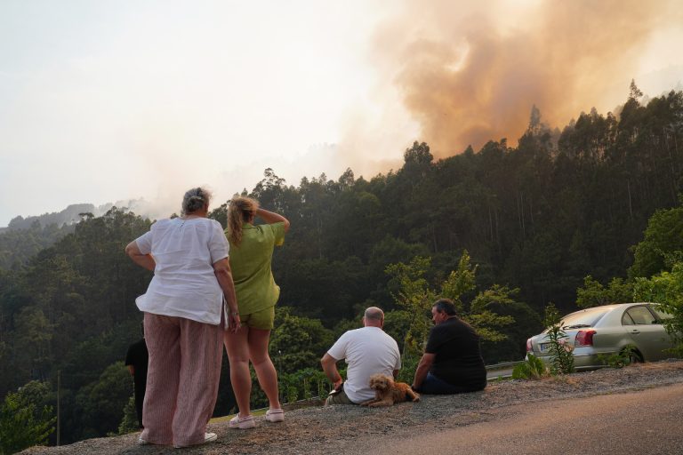 El PSdeG afea la «improvisación» del refuerzo de 42 brigadas de incendios y la Xunta defiende «planificación»