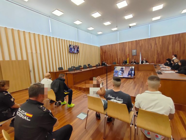 Los acusados de dar una paliza a un nonagenario en su casa de Vigo para robarle aceptan penas de 5 y 5,5 años de cárcel