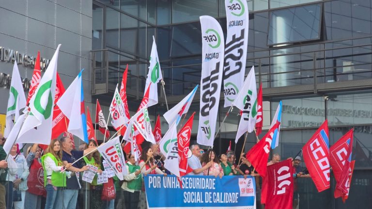 Sindicatos se concentran en A Coruña para reclamar medidas que «permitan garantizar el futuro» de la Seguridad Social