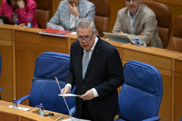 Pleno.- Sanidade dice que solo recurre a médicos sin especialidad por «causas excepcionales» para «no cerrar servicios»