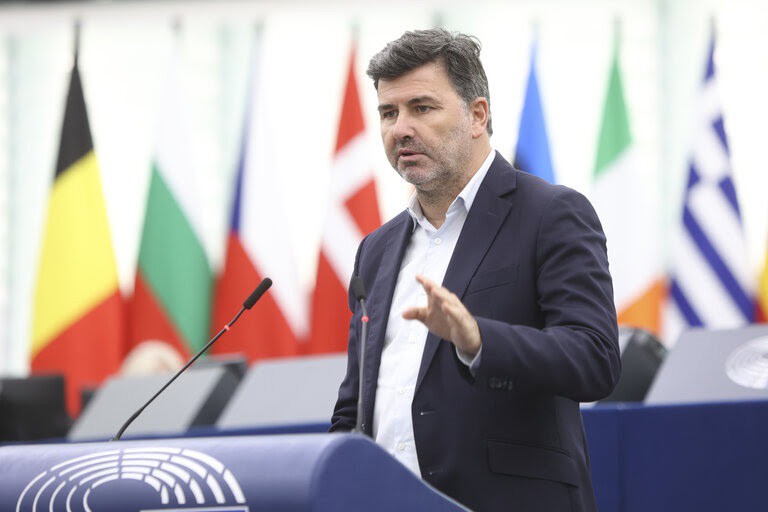 El eurodiputado González Casares denuncia que el PP «se alía con la ultraderecha contra los intereses de Galicia»