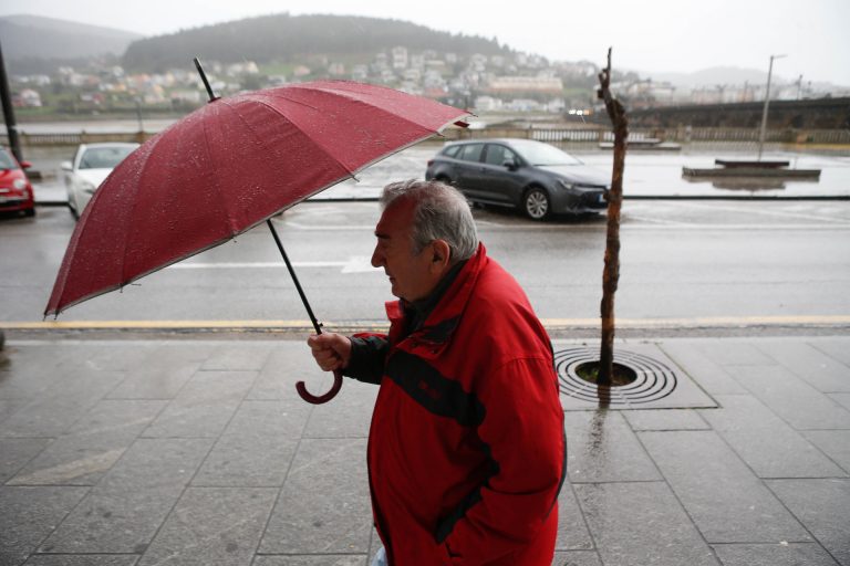 Tarde de tormentas en las provincias de Lugo y Ourense: Unos 5.000 rayos, bajos anegados y aviso de peligro por granizo