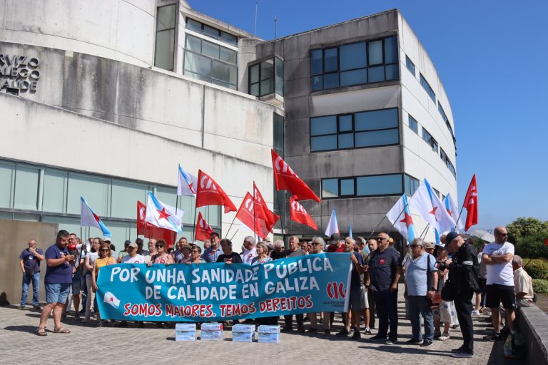Pensionistas de la CIG entregan casi 4.500 firmas para pedir una atención sanitaria «pública, universal y de calidad»