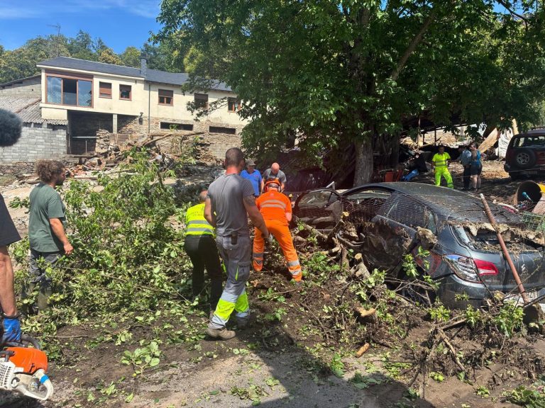 La Diputación de Ourense moviliza medios ante los daños en varias carreteras por las riadas