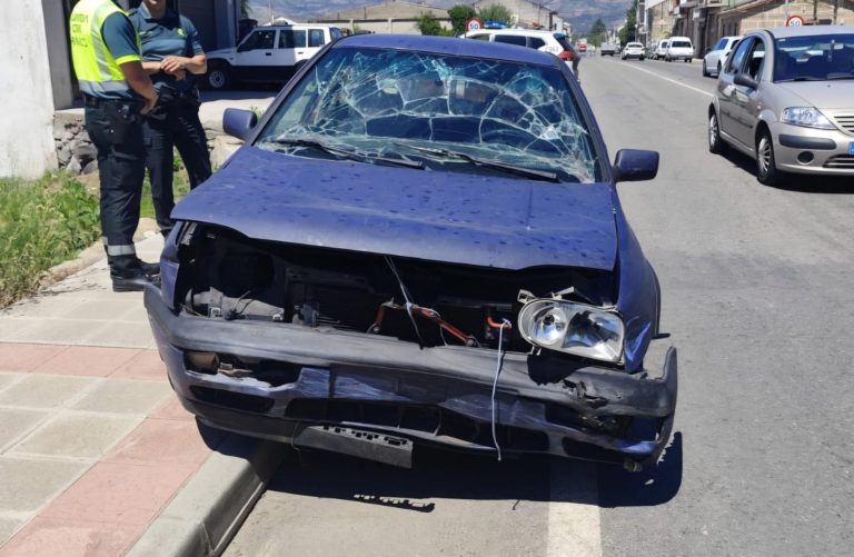 Una conductora sin carné se da a la fuga tras atropellar a un agente en un control en Verín y chocar contra otro coche
