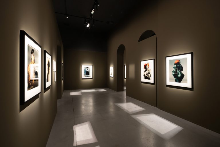 Una exposición fotográfica de Paolo Roversi recala en la Fundación MOP: «Las dudas abren la puerta a la creatividad»