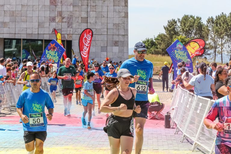 Mil personas participan en la octava edición de la carrera lúdica ‘Holi Gaiás’