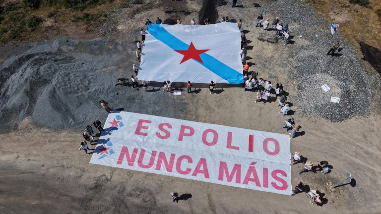 El BNG realiza un acto de protesta contra el «saqueo de recursos naturales» en los futuros terrenos de la mina de Doade