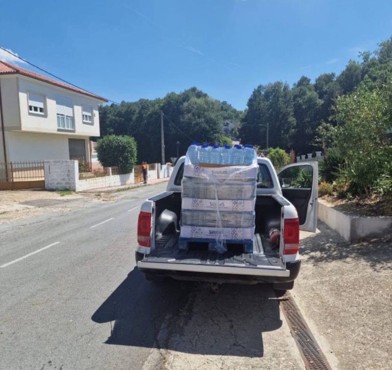 El Ayuntamiento de Vilardevós (Ourense) sigue repartiendo agua embotellada a sus vecinos tras las riadas del miércoles