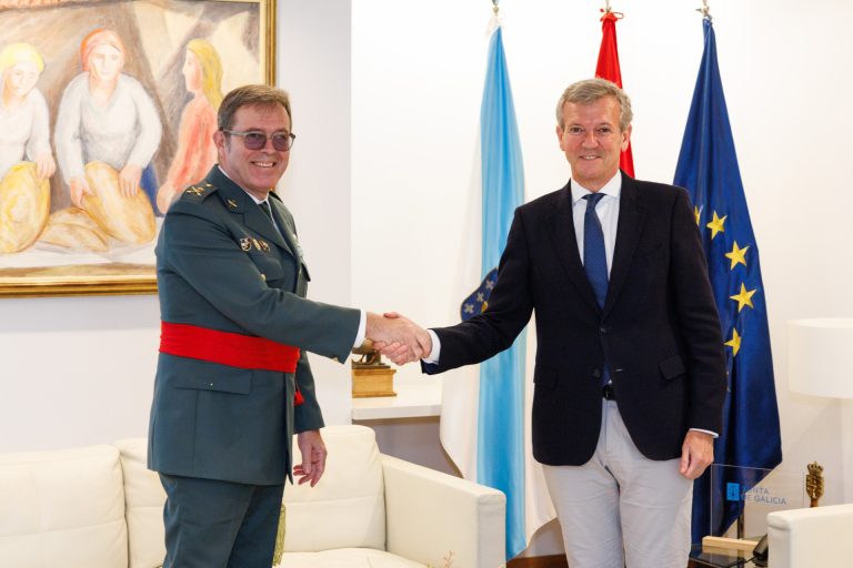 Rueda recibe al general jefe de la Guardia Civil en Galicia por su pase a reserva