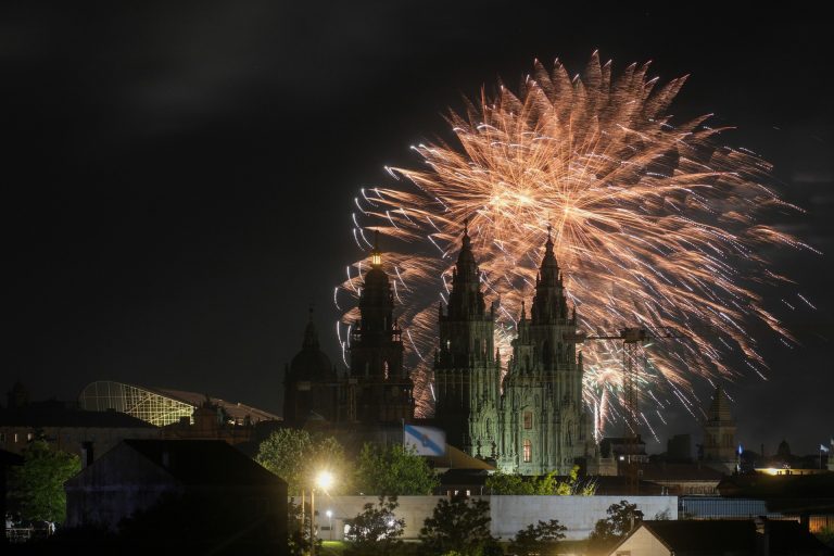 El sector piroctécnico gallego denuncia la «cobardía» y «populismo» de ayuntamientos que prohíben fuegos artificiales