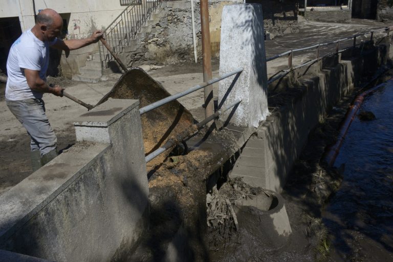 Siguen los trabajos de limpieza y retirada de restos en los municipios ourensanos afectados por las riadas