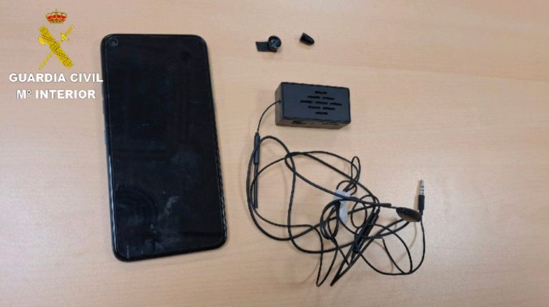 Sorprenden a dos ciudadanos con dispositivos electrónicos en el examen teórico del carnet de conducir en Pontevedra