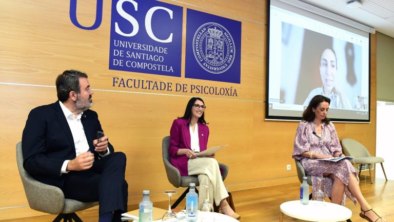 Expertos y autoridades analizan en Santiago los retos de la infancia frente al impacto de las redes sociales