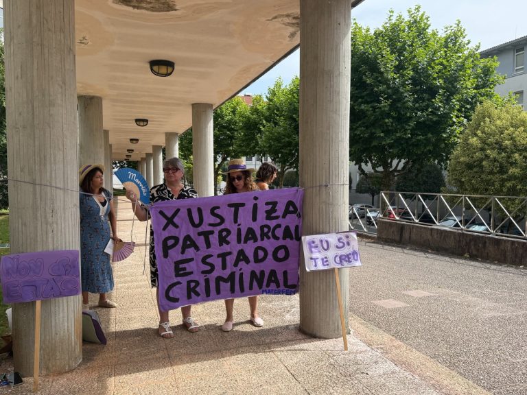 El colectivo feminista Materfem protesta ante los juzgados de Santiago por «minimizar» casos de violencia de género
