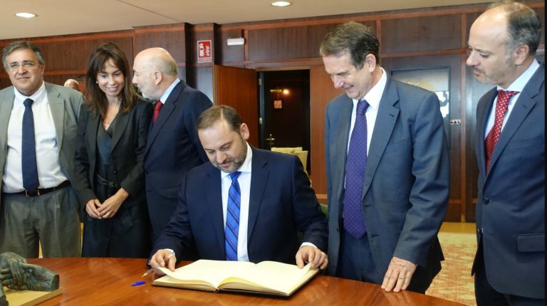 El PP de Vigo exige la retirada de la firma de Ábalos del Libro de Honor del Ayuntamiento