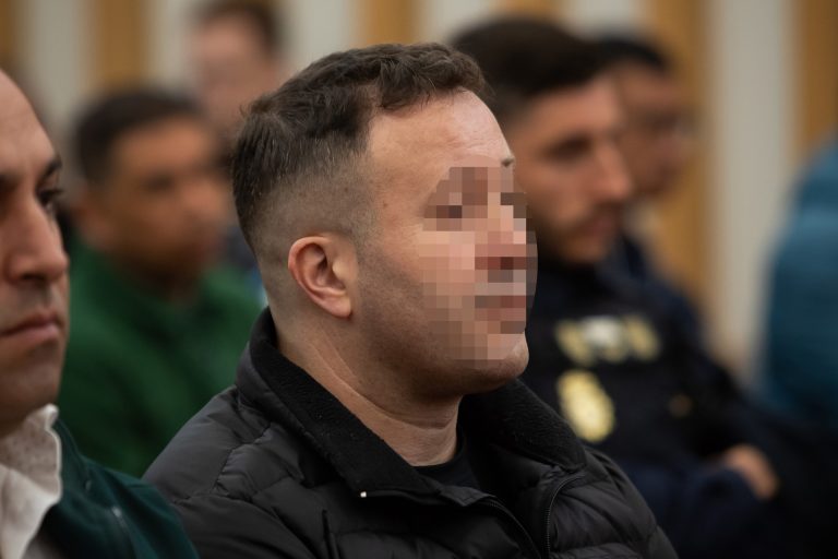 La Audiencia revoca el archivo de la causa abierta a Santórum por llamar «narco» a un policía en el juicio del Karar