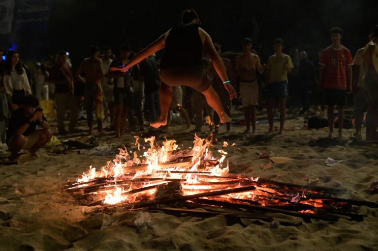Sucesos.- Galicia registra más de 370 incidencias en la noche de San Juan, con varias personas heridas por quemaduras