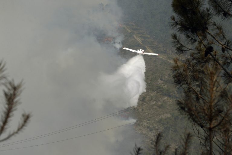 Rural.- Extinguido el incendio de A Mezquita que entró desde Portugal y calcinó más de 60 hectáreas en Galicia