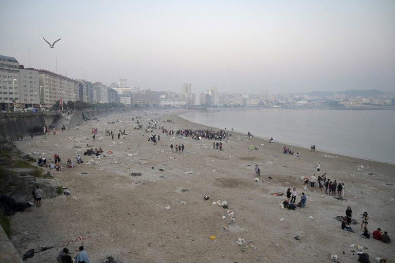 A Coruña celebra el San Juan «más limpio en muchos años», con la mitad de basura en las playas