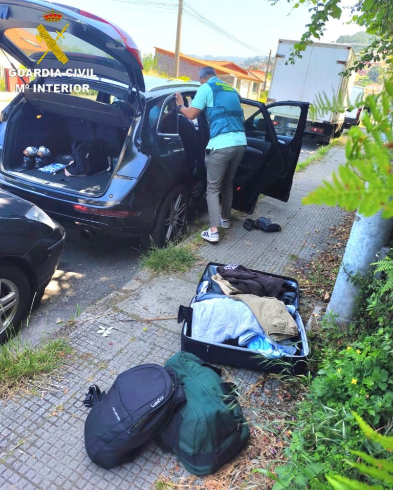 Sucesos.- Tres detenidos por atracar a punta de pistola un banco en Pazos de Borbén y llevarse más de 57.000 euros
