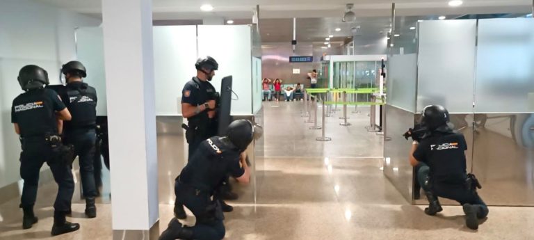 Transportes realiza en Peinador un simulacro de un atentado terrorista con rehenes