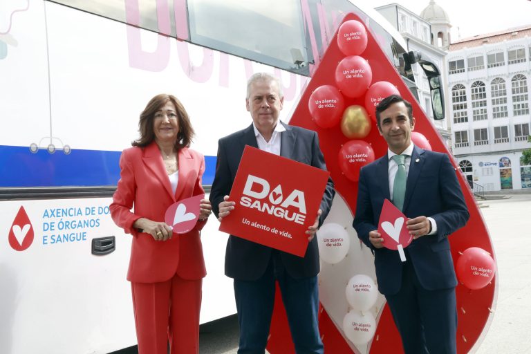 Sanidade llama a donar sangre en verano para garantizar las necesidades y anuncia una nueva unidad móvil para Ferrol
