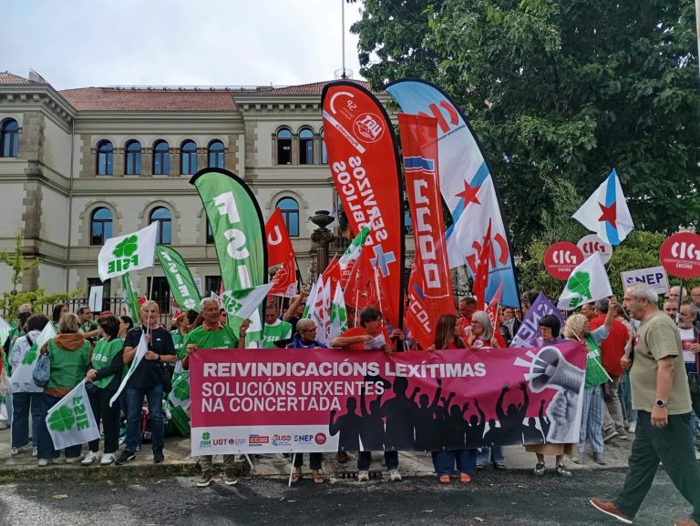 Sindicatos de la enseñanza concertada se concentran ante la Consellería para denunciar el «desamparo» del sector