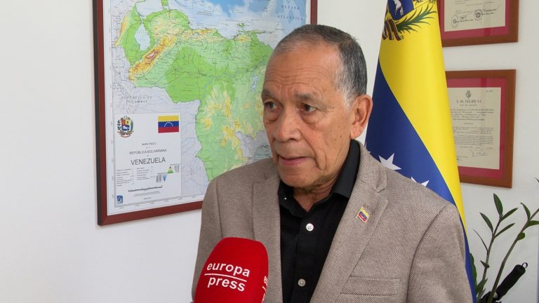 El cónsul de Venezuela en Galicia pide «mantener la calma» y acudir al consulado para recibir «información veraz»