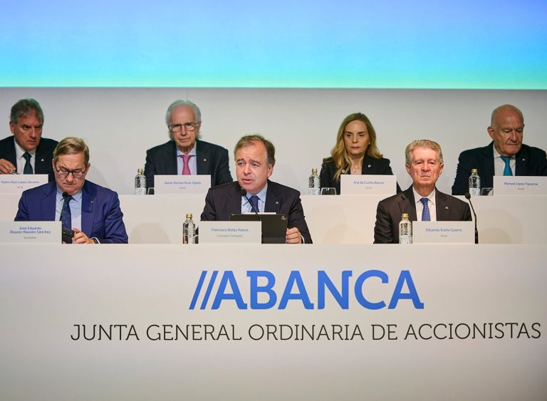 Antonio Crespo y Alfonso de Castro, nuevos consejeros independientes de Abanca, cuyos accionistas validan las cuentas
