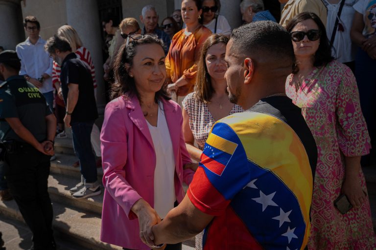 Galicia garda un minuto de silencio en memoria das vítimas após o dobre terremoto de Venezuela