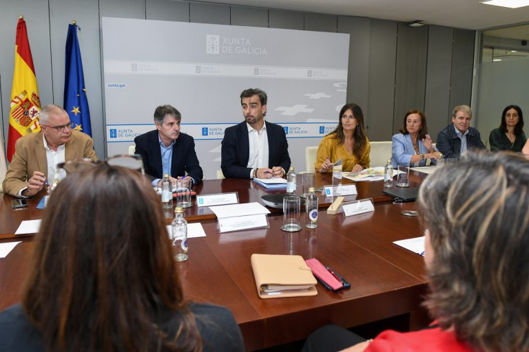 Los trabajos para retirar lodo, piedras y árboles de una parroquia de Viana do Bolo (Ourense) empezarán esta semana