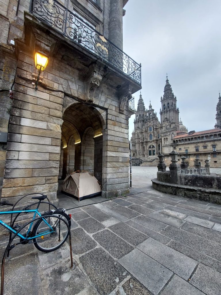 La Policía local desaloja a un peregrino acampado en los soportales de la Praza do Obradoiro de Santiago