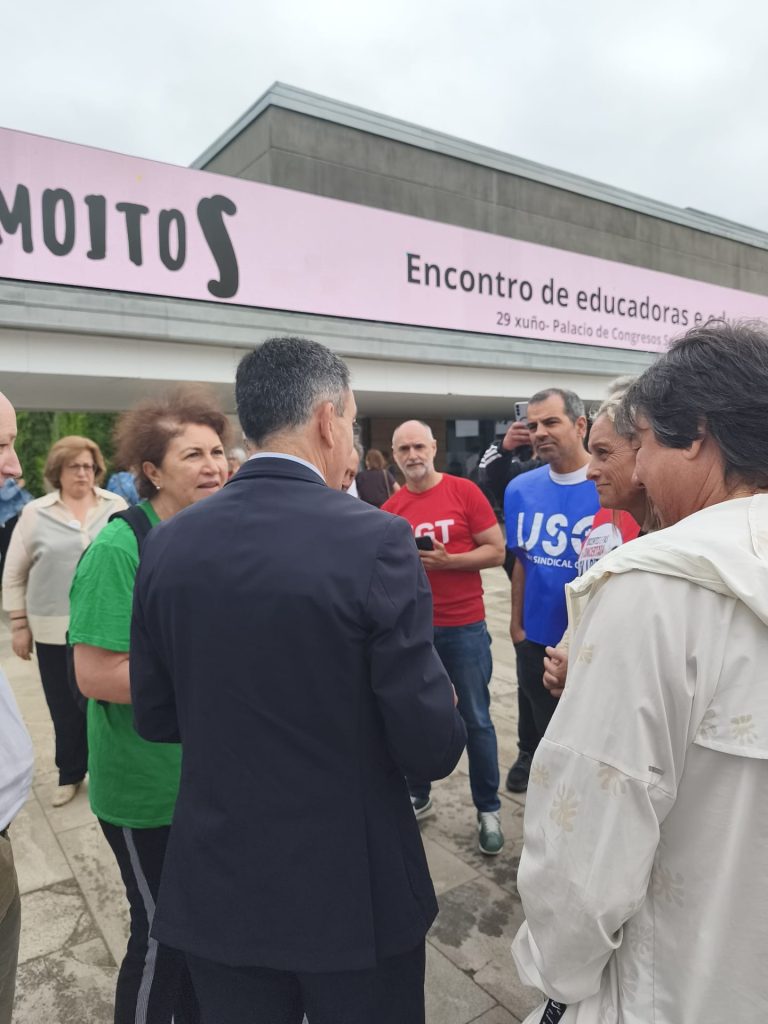 Sindicatos abordan al conselleiro en un acto en Santiago para pedir que se siente a negociar con la enseñanza concertada