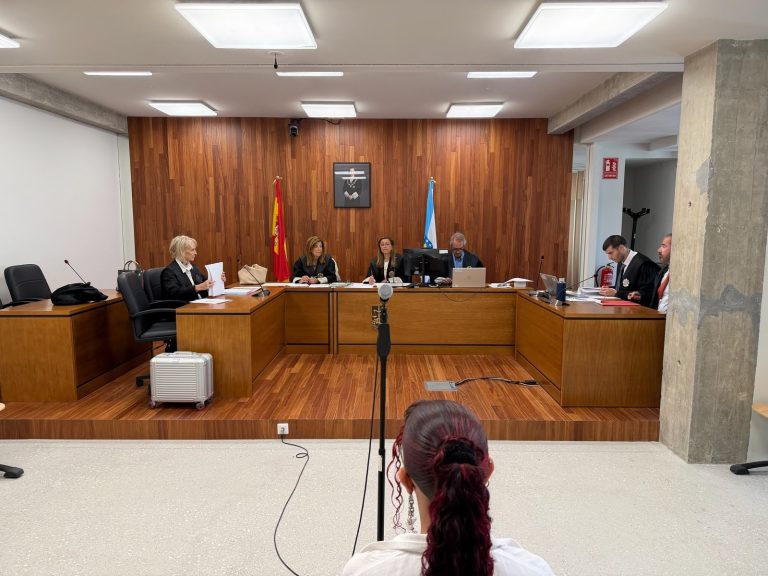 La acusada de estafar 6.800 euros a un vigués dice que abrió cuentas con otro hombre por comisiones: «No vi nada raro»