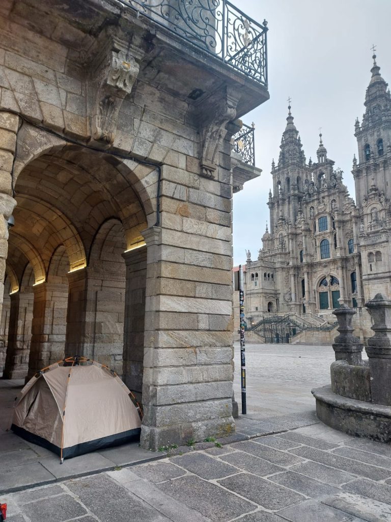 Desalojado por segundo día consecutivo un peregrino que acampó en el Obradoiro: Se enfrenta a una posible sanción