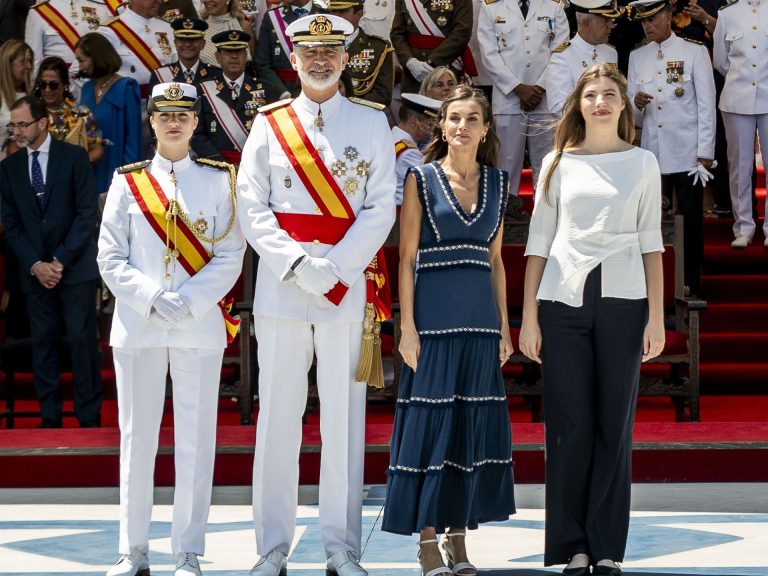 La Familia Real recibió 13 regalos ligados a Galicia en 2025: de la obra completa de Rosalía a camisetas del Burela FS