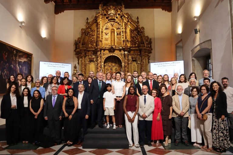 Ángel Víctor Torres reivindica el compromiso de los servidores públicos en la entrega de sus distintivos al mérito