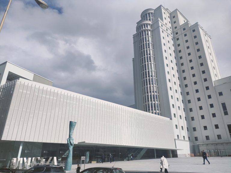 Condenada en Vigo por amenazar por WhatsApp a una mujer trans, con la agravante de discriminación por orientación sexual