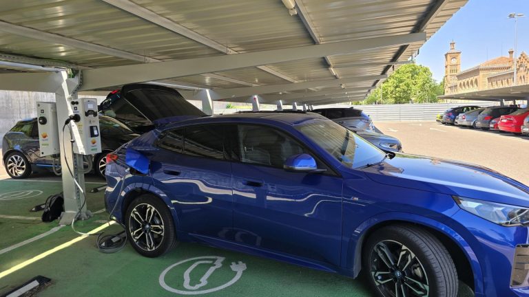 Adif pone en servicio puntos de recarga de vehículos eléctricos en Ferrol, Monforte y O Porriño