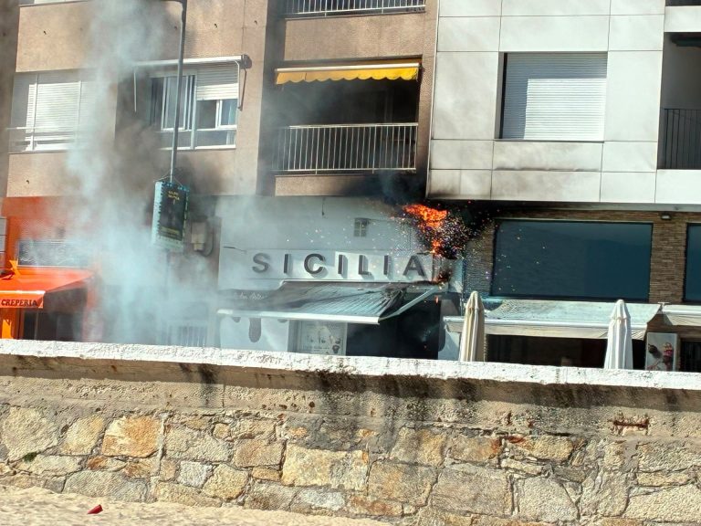 Sucesos.- Sofocado un incendio en un local del paseo de la playa de Silgar de Sanxenxo