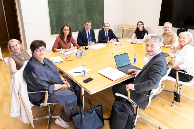 Xunta y universidades inician el diálogo para «mejorar» la organización y la gestión de la PAU en Galicia