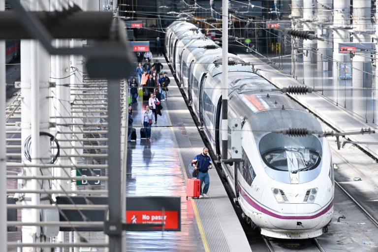 Sucesos.- Una incidencia en la catenaria entre A Gudiña y Sanabria interrumpe la circulación ferroviaria