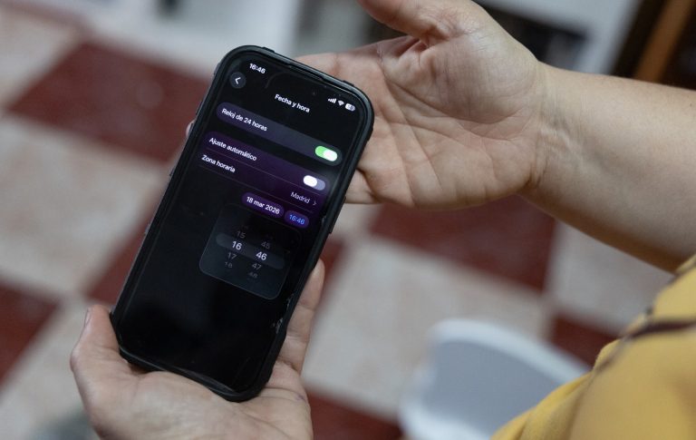 Sucesos.- Detenidas cuatro personas acusadas de estafar a clientes haciéndose pasar por comerciales de telefonía