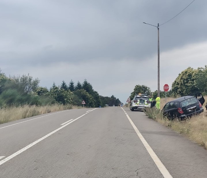Detenida una conductora al presentar un permiso falso tras salirse de la vía acompañada de su hijo en A Gudiña (Ourense)