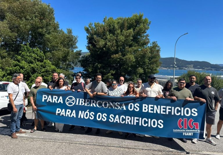 Trabajadores de Iberconsa protestan ante la sede de Frigalsa en Vigo para reclamar mejoras laborales