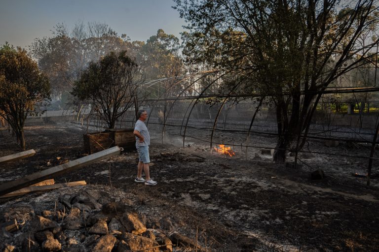Rural.- Extinguido el incendio forestal de Vilanova, que calcinó dos hectáreas, y controlado el de O Grove