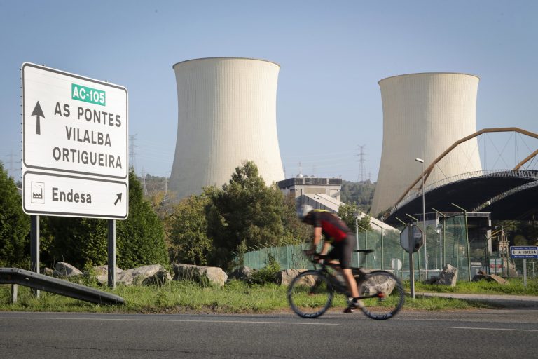 La demolición de las torres de la antigua central térmica de As Pontes será el 30 de julio
